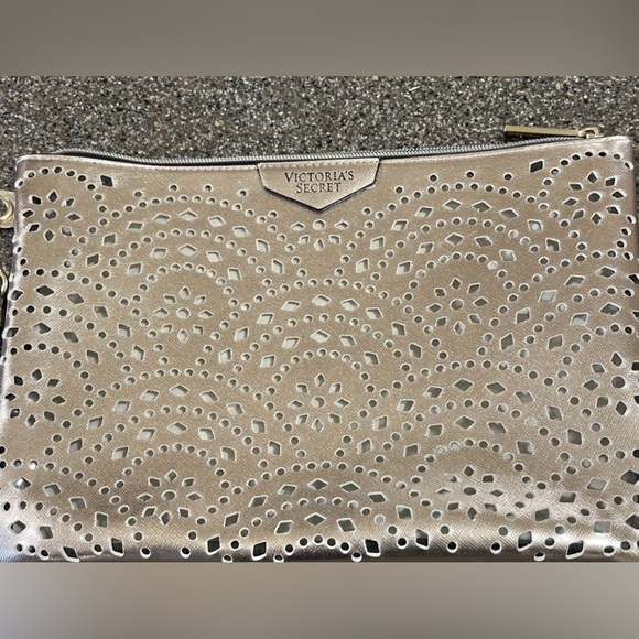 NWT Victoria’s Secret Rose Gold Laser Cut Wristlet Pouch Clutch Bag - Picture 4 of 12